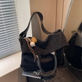 Zwarte suède shopper met dubbele handvatten en honkbalbedel voor dames, veelzijdig design - Met Honkbal Hanger / Zwart