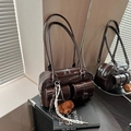 Bolso de hombro Boston marrón oscuro en cuero brillante con colgante de oso estilo retro - Con Colgante / Café