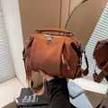 Borsa a cuscino in pelle martellata caramello con ampia tracolla in stile moderno - Marrone