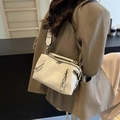 Elegante borsa a cuscino beige a pieghe con ampia tracolla in tessuto e pelle litchi - Bianco Sporco