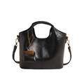 Klassische schwarze Beuteltasche aus glänzendem Kunstleder mit kleinem Anhängerbeutel - Mit Anhänger / Schwarz