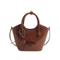 Sac seau en cuir verni marron chocolat avec poignée supérieure et porte-clés perlé - Marron