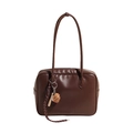 Bolso de hombro Boston de cuero PU marrón oscuro con un llavero de temática de béisbol - Marrón