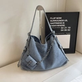 Hellblaue Denim Hobo-Tasche mit Silberkette und passendem Mini-Beutel-Anhänger - Hellblau
