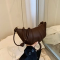 Sac bandoulière croissant marron foncé en cuir litchi avec bandoulière nouée - Marron