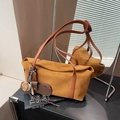 Bolso de hombro retro de gamuza marrón con colgantes de béisbol y correa - Con Colgante / Caramelo