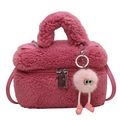 Sac à main en peluche fuchsia avec fourrure synthétique et breloque monstre - Avec Pendentif / Rose Bonbon
