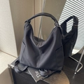 Zwarte nylon hobo tas voor dames met zijvakken en een groot casual ontwerp stijl - Zwart