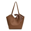 Borsa tote marrone scuro con trama litchi e sciarpa in seta con stampa a cuore - Borsa Tote Con Sciarpa Cuore Marrone Bianco - Marrone