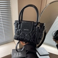Sac seau matelassé noir brillant avec détails argentés et lettrage fashion chic - Noir