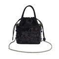 Bolso saco de lentejuelas negras con cadena plateada y cierre de cordón ajustable - Negro