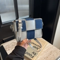 Umhängetasche mit Schachbrettmuster in Silbermetallic und Denimblau und Kette - Hellblau
