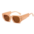 Lunettes de soleil carrées rose translucide avec branches larges et verres bruns - Thé à la gelée