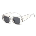 Lunettes de soleil carrées à branches larges en gris transparent et verres foncés - Monture grise translucide Verres gris