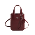 Donkerrode lakleren handtas met hartvormige hanger en zilverkleurig logo-accent - Rood