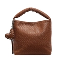 Caramel gewebte Leder-Eimertasche mit Herzanhänger und geflochtenen Griffen im weichen Stil - Braun