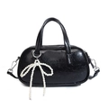 Bolso Boston negro brillante de cuero PU plisado con lazo de perlas blancas - Negro
