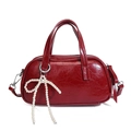 Elegante bolso Boston color burdeos en cuero arrugado brillante con lazo de perlas - Rojo