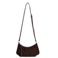 Dunkelbraune matte Hobo-Tasche in Halbmondform mit verstellbarem Schultergurt - Kaffeebraun