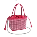 Funkelnde rosarote Strass-Beuteltasche mit Kordelzugverschluss und silberner Kette - Rosarot