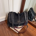 Dunkel gewaschene Denim-Tragetasche mit tiefrotem Lederriemen und Silberschnalle - Schwarz