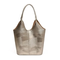 Bolso tote grande color champán con patchwork de cuero geométrico y asas de hombro - Plateado