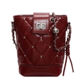 Bolso cubo rojo acolchado con tachuelas plateadas y correa de cadena en acabado brillo - Burdeos