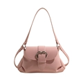 Borsa a tracolla rosa lucida con fibbia a cuore dorata e tracolla larga alla moda - Rosa