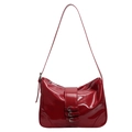 Bolso de hombro en charol rojo brillante con diseño de tres hebillas plateadas - Rojo