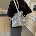 Silberne Metallic-Tasche mit Kordelzug, kleinen Schleifen und modischer Faltenoptik - Silber