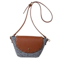 Borsa a tracolla in paglia intrecciata bicolore con patta in pelle marrone e borchie - Nero