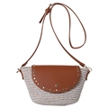 Borsa da spiaggia intrecciata con patta in pelle marrone, borchie dorate e tracolla - Cachi