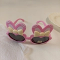 Dettaglio di occhiali da sole per bambini rosa a cuore con orecchie di coniglio - Rosa giallo