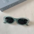 Gafas de sol ovaladas azul brillante con lentes grises y protección UV para mujer - Azul transparente