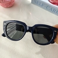 Dettaglio occhiali da sole cat-eye blu navy con frecce argentate e montatura lucida - Blu navy
