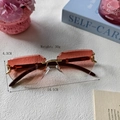 Randlose Retro-Sonnenbrille mit rosa Farbverlauf, Gold-Metallbügeln und 30g Leichtbau - Rosa