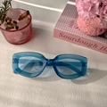 Primer plano de gafas de sol rectangulares azul translúcido sobre fondo blanco táctil - Azul