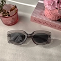 Gros plan de lunettes de soleil ovales rétro avec monture grise translucide sur table - Gris Transparent