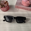 Gafas de sol retro negras cuadradas con patillas anchas sobre fondo blanco rugoso - Negro