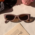 Lunettes de soleil œil de chat vintage en résine kaki avec verres foncés, vue de 45 degrés - Gris