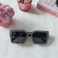 Gros plan de lunettes de soleil carrées noires avec strass sertis main et verres foncés - Noir