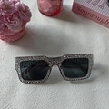 Vue détaillée de lunettes carrées avec cristaux brillants sur monture gris foncé - Gris