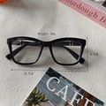 Lunettes carrées classiques noires en résine avec accents métalliques dorés en U - Noir