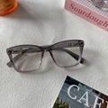 Detalle de gafas de resina degradada con detalles dorados sobre un fondo de estilo de vida - Rosa palo