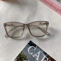 Gafas vintage cuadradas color té con detalle metálico en U dorado sobre fondo blanco - Té claro