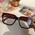 Detail of dark red tortoiseshell square frame glasses with premium gold metal hinges - Tea Frame White Lens