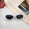 Dettaglio di occhiali da sole bianchi cat-eye per bambini con protezione UV400 e CE - Montatura Bianca Lenti Grigie