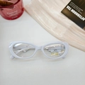Dettaglio degli occhiali da sole bianchi cat-eye con loghi UV400 e CE - Montatura Bianca Lente Bianca