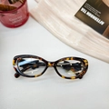 Dettaglio occhiali da sole bimbi cat-eye UV400 con motivo tartarugato e etichetta CE - Montatura Tartarugata Lenti Bianche