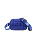 Borsa a tracolla trapuntata blu minimalista con tracolla regolabile su sfondo bianco - Blu Reale